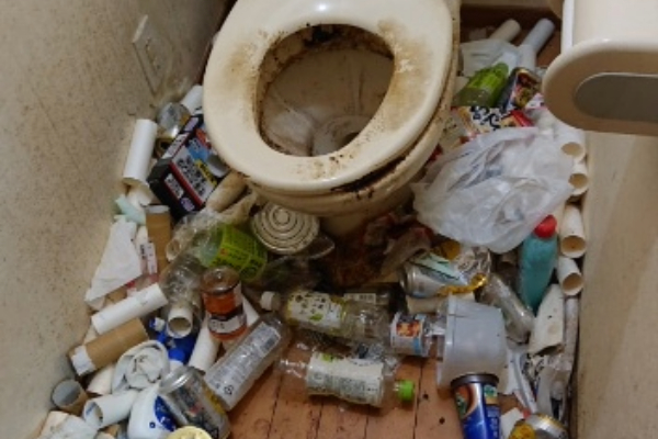 東京都足立区　片付け事例写真　ゴミが散乱したトイレ