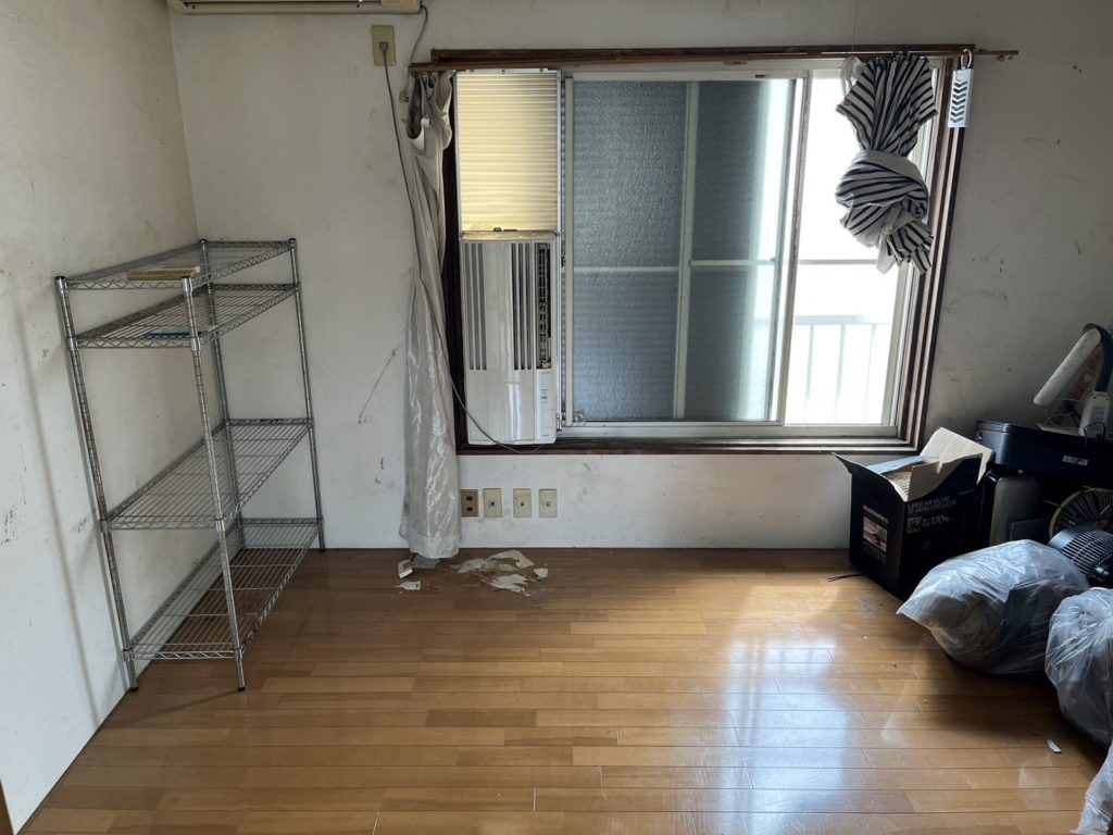 ゴミが撤去され、窓や床がすっかり見えるようになりました