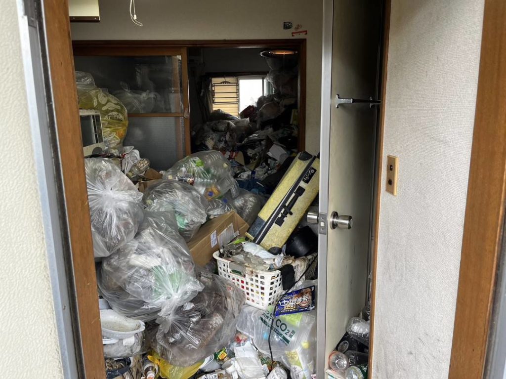 玄関を開けた瞬間からゴミの山