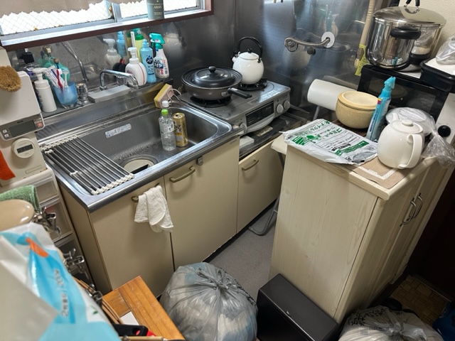 調理器具やゴミ箱などが置かれたキッチン