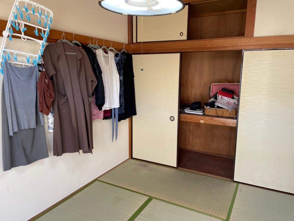 必要な服だけを残し、すっきりした部屋と押し入れ
