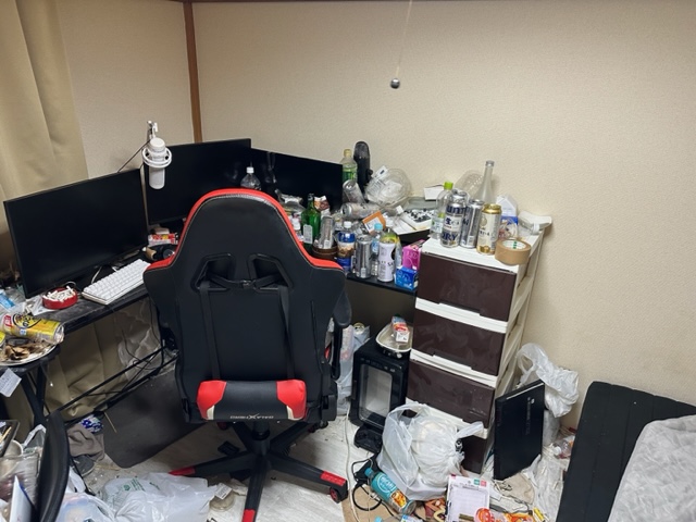 パソコンデスクの上も周りもとにかくゴミだらけ