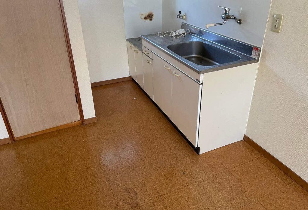 床のゴミや調味料を回収し綺麗になったキッチン