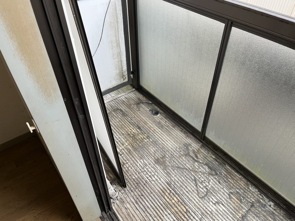 大量のゴミを片付けたことで綺麗になった部屋とベランダ