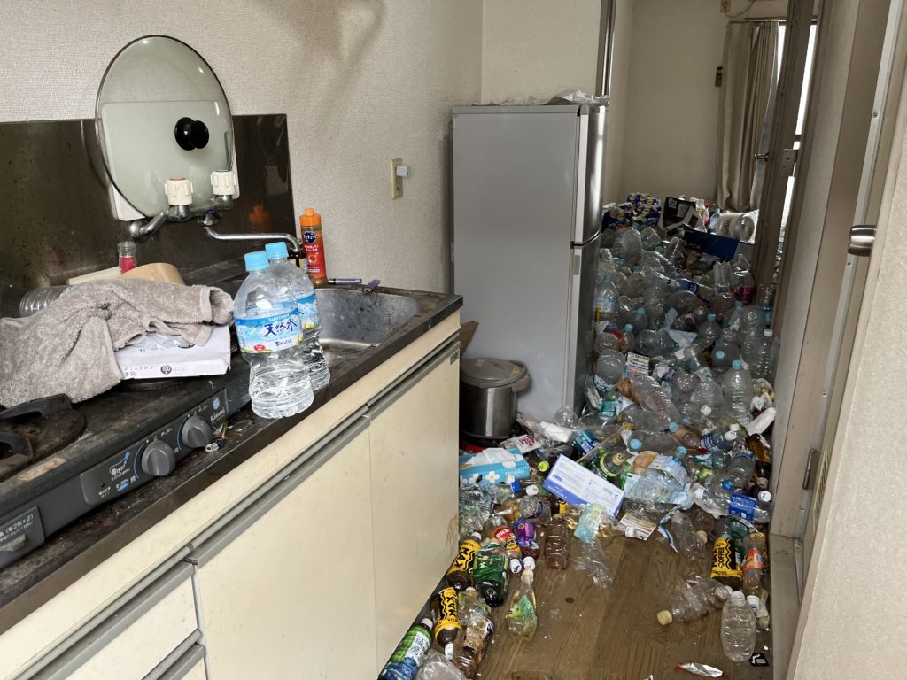 部屋の奥まで溢れかえった大量のペットボトル