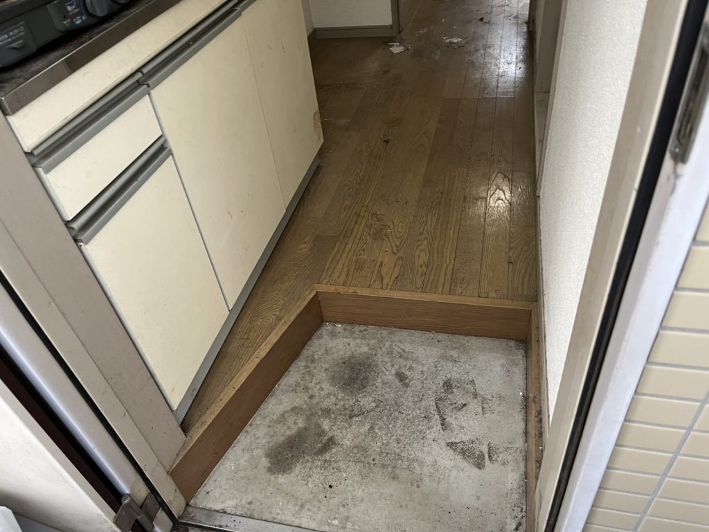 ゴミを回収したことで、玄関前もスッキリ綺麗になりました