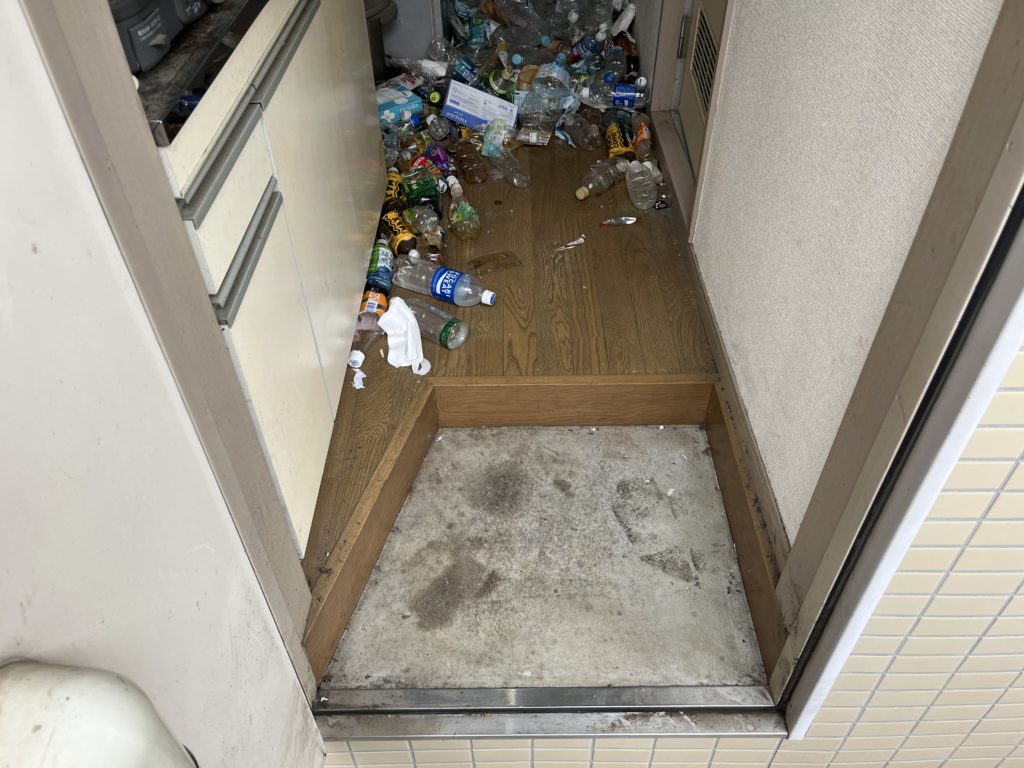玄関から入ってすぐの場所にも放置されたゴミ
