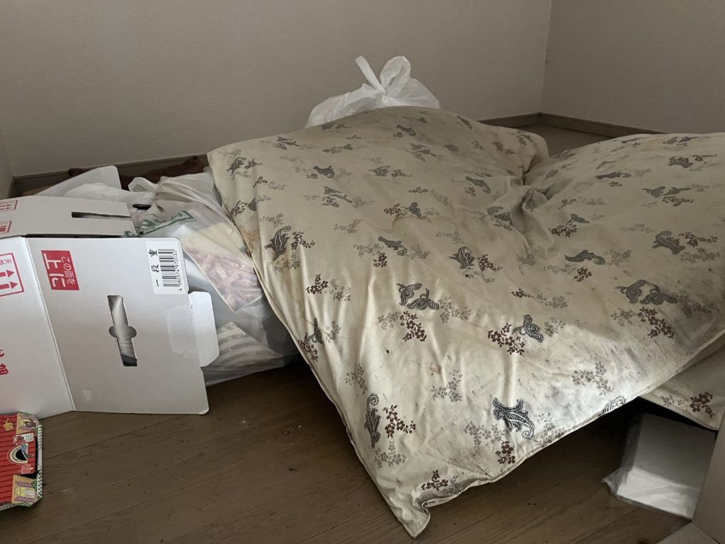 布団とゴミが放置されたロフト