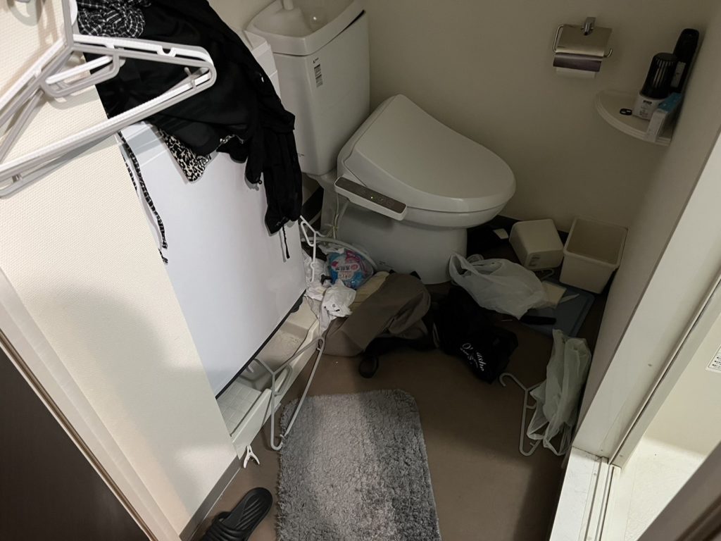 神奈川県川崎市中原区の汚部屋片付け，ゴミが散らばり狭さを感じるトイレ内