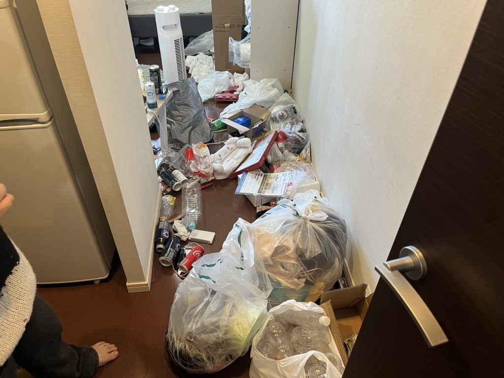 神奈川県川崎市中原区の汚部屋片付け，ゴミが散乱し足の踏み場のない部屋