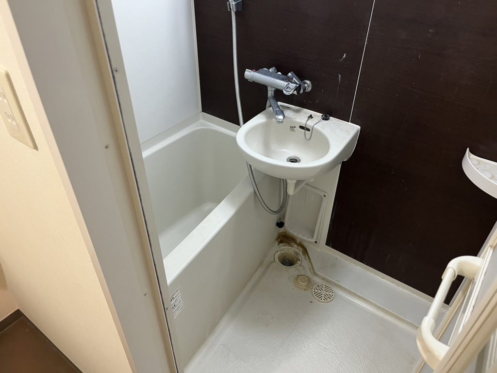 神奈川県川崎市中原区の汚部屋片付け，すっきりときれいに片付いた浴室