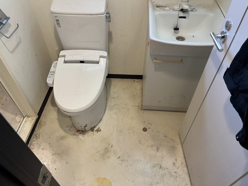 埼玉県所沢市のゴミ屋敷片付け，ゴミを撤去した後のトイレと洗面所