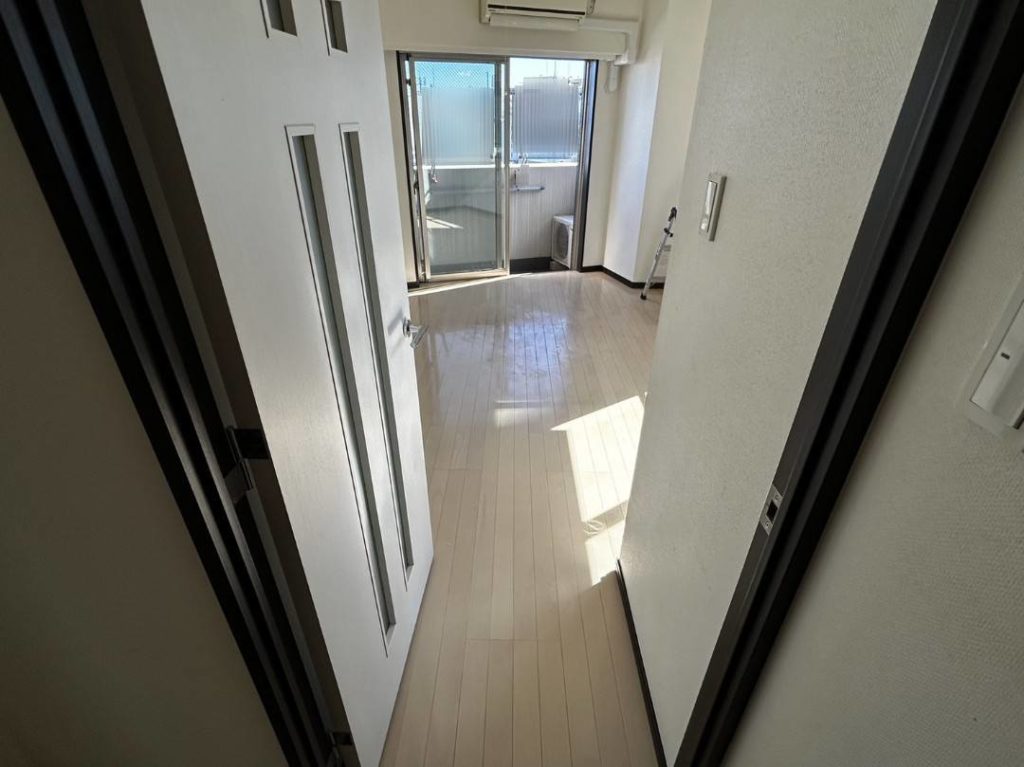 埼玉県所沢市のゴミ屋敷片付け，すっかりきれいになった廊下と洋室ドア前