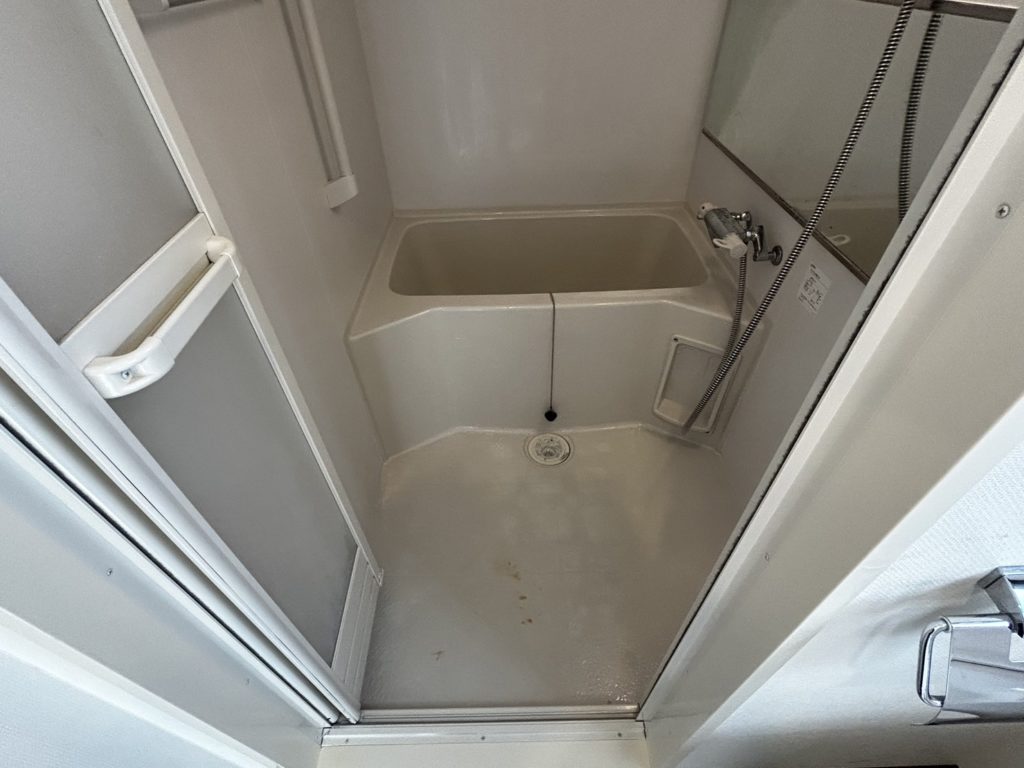 埼玉県所沢市のゴミ屋敷片付け，ピカピカになった浴室