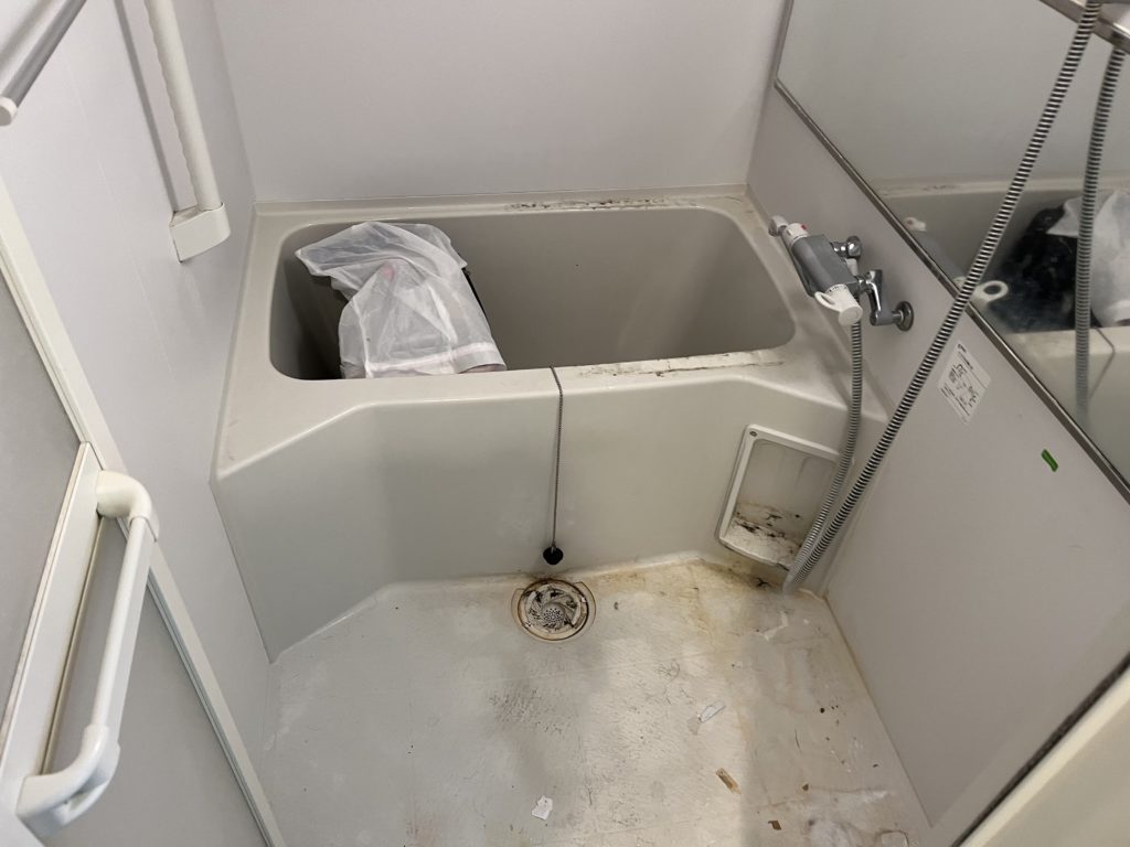 埼玉県所沢市のゴミ屋敷片付け，ゴミを撤去後、ハウスクリーニングする前の浴室