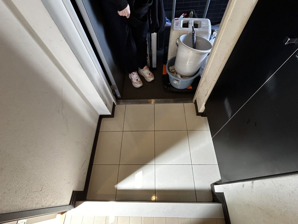 埼玉県所沢市のゴミ屋敷片付け，ハウスクリーニング後の綺麗になった玄関