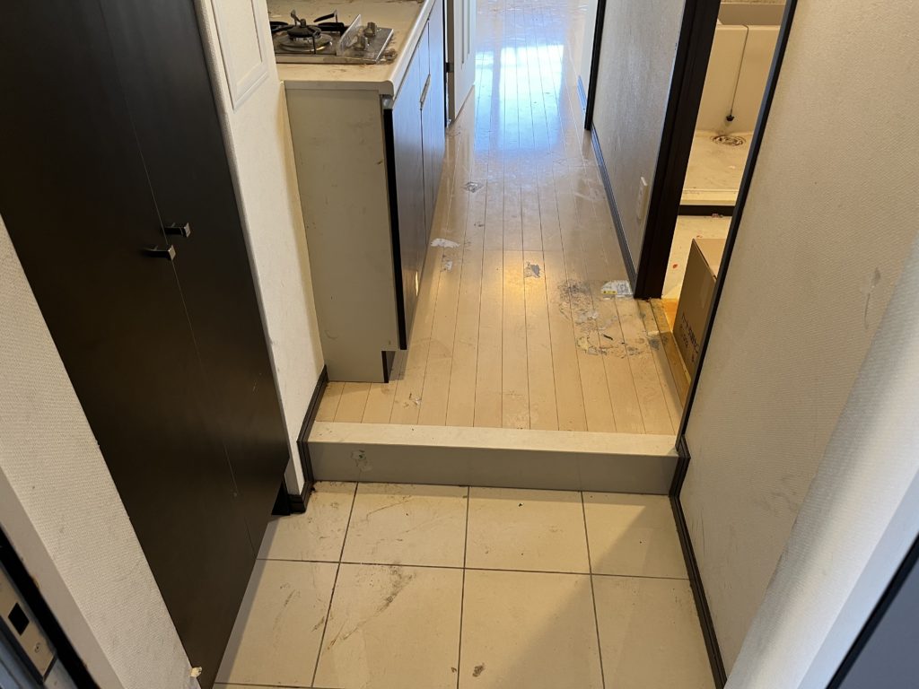 埼玉県所沢市のゴミ屋敷片付け，ゴミを撤去した後の玄関