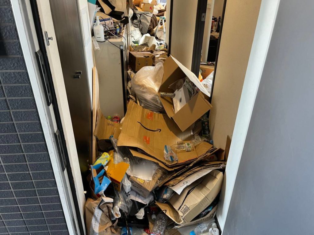 埼玉県所沢市のゴミ屋敷片付け，段ボールゴミで塞がれた玄関