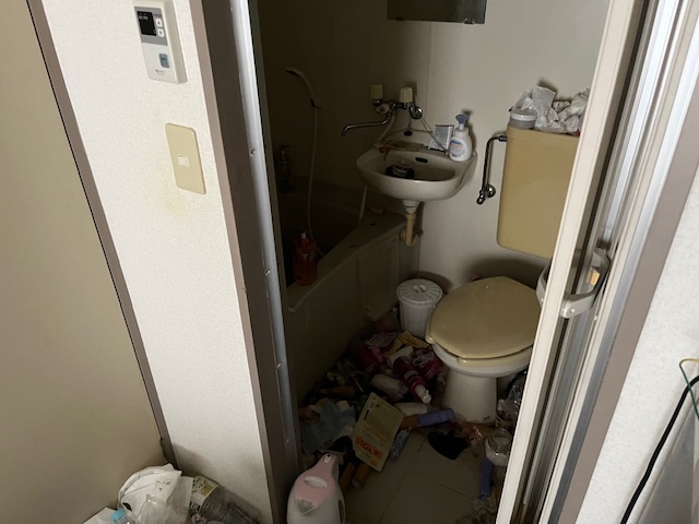 長野県松本市のゴミ屋敷片付け前のトイレ