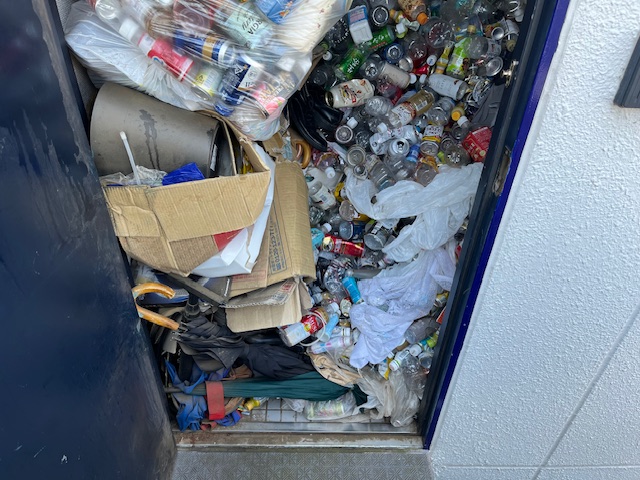 東京都江東区のゴミが寿司詰め状態になった玄関