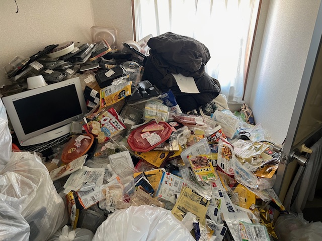 東京都江東区のゴミに埋め尽くされた洋室