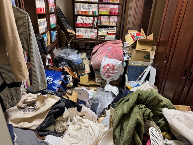 服や雑貨が積み上げられている状態