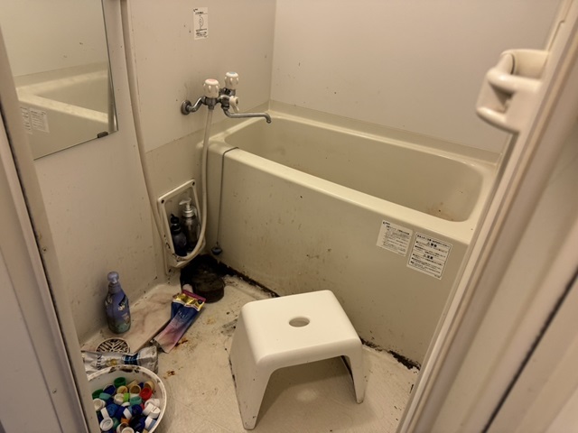 千葉県船橋市 ペットボトルの蓋やゴミがある浴室