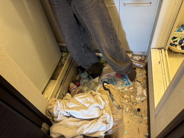 千葉県船橋市 床にゴミが散乱して汚い洗面台周り