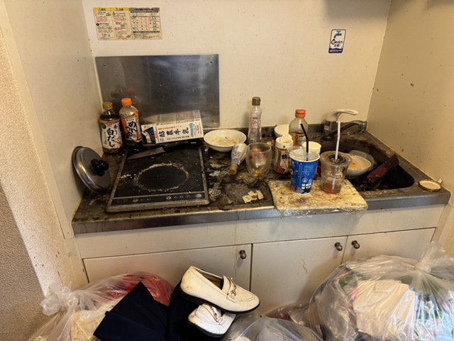 千葉県船橋市 ゴミだらけで靴も放置されたキッチン