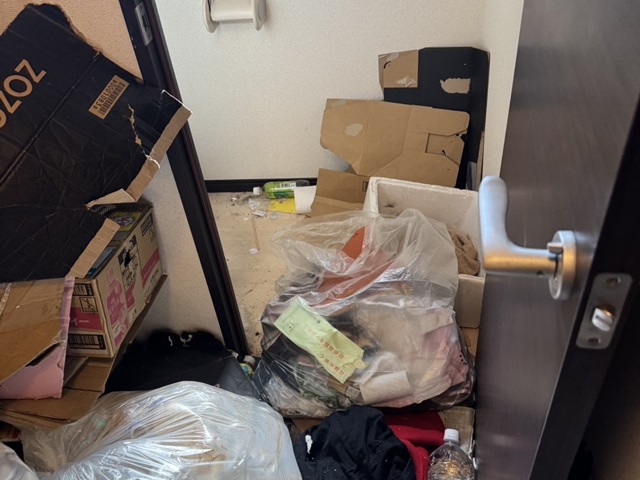 千葉県船橋市 トイレ前に散乱したゴミや不用品