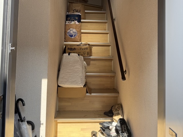 千葉県船橋市 物が置かれて狭くなった階段
