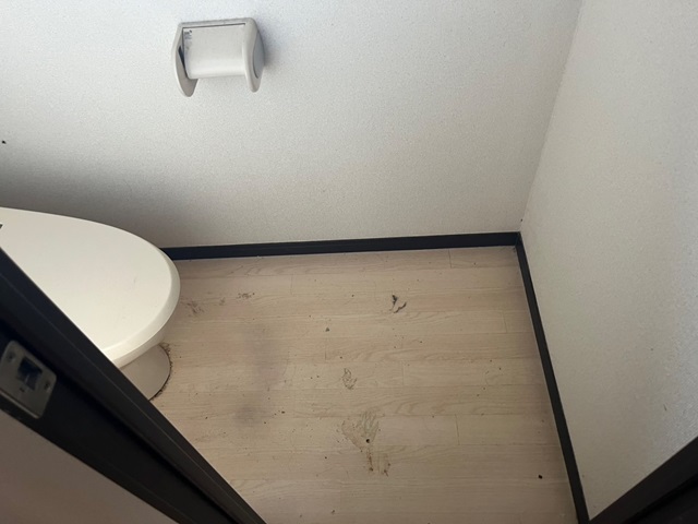 千葉県船橋市 ゴミがなくなり扉の開閉がスムーズになったトイレ