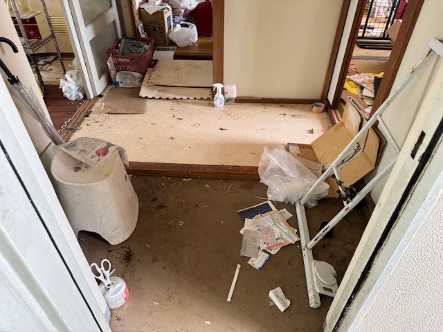 神奈川県横浜市港北区 ゴミが散乱した玄関