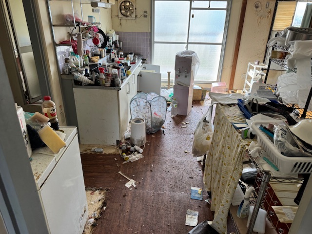 神奈川県横浜市港北区 物が溢れて汚いダイニング