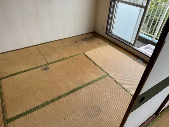 神奈川県横浜市港北区 汚れた畳のみになった一室