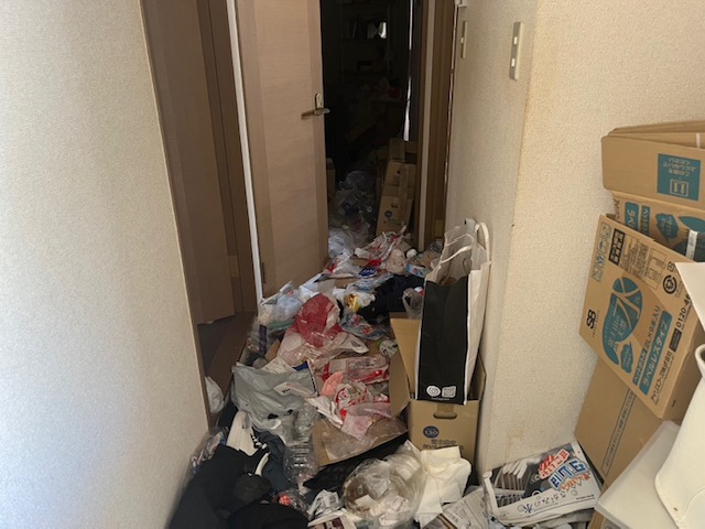 東京都台東区 ゴミだらけの廊下と玄関
