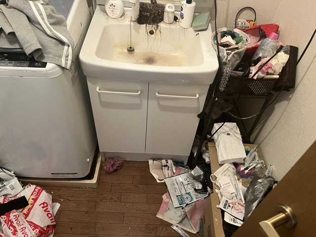 東京都台東区 物が散乱した洗面所