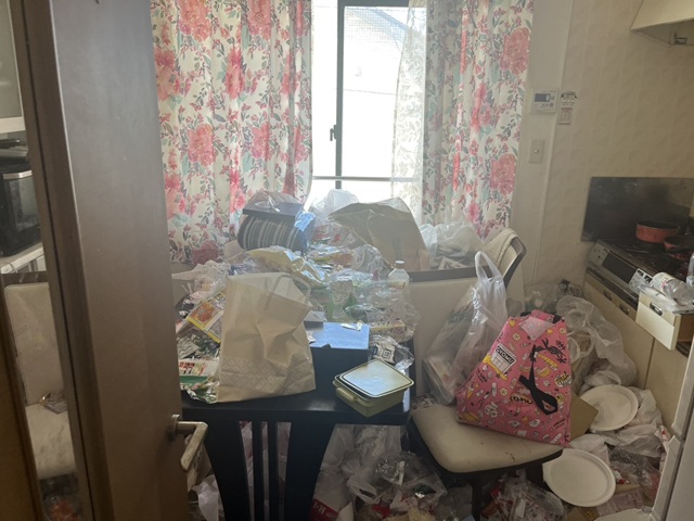 東京都台東区 テーブルの上もゴミだらけなダイニング