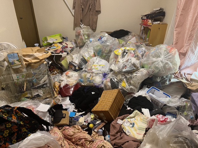 東京都台東区 ケージやゴミが溢れた一室