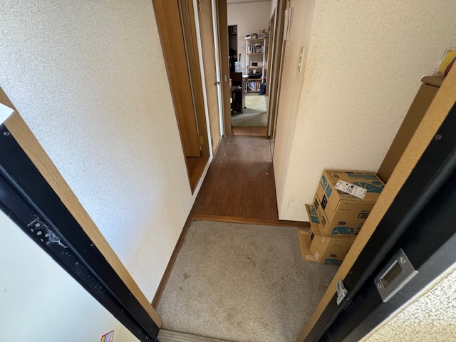東京都台東区 ゴミが一掃されて綺麗になった廊下と玄関