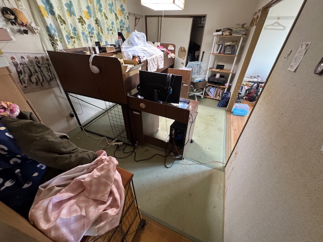 東京都台東区 ゴミが回収されて畳が見えるようになった和室