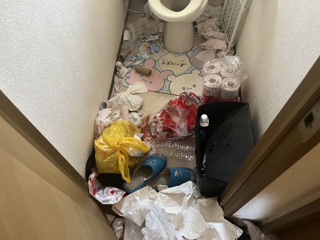 東京都台東区 ゴミなどが散乱したトイレ