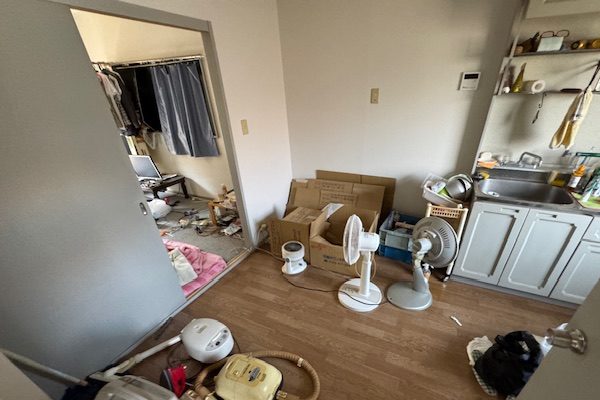 神奈川県横浜市青葉区衣類やこまごまとした生活用品などがまだ残っている部屋のお写真