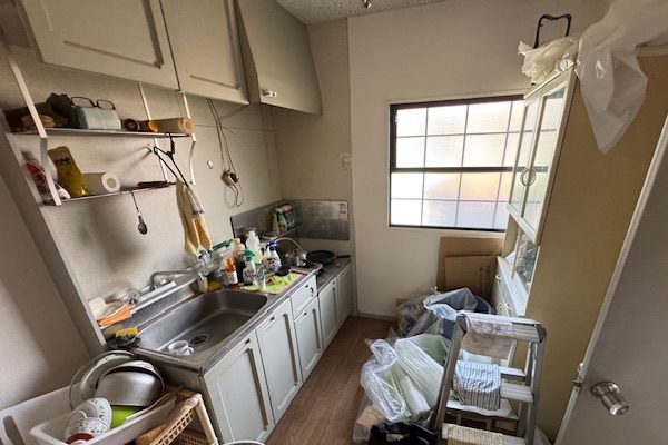 神奈川県横浜市青葉区の雑然とした印象のキッチン