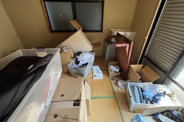 神奈川県横浜市青葉区の仕分けや処分に悩んだ物が積まれた和室