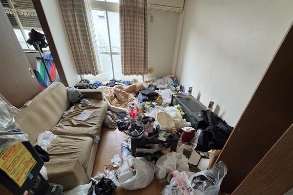 東京都江東区のほとんどの物が床の上に置かれたリビング