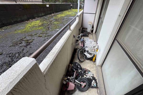 埼玉県さいたま市浦和区の自転車が放置されたベランダ