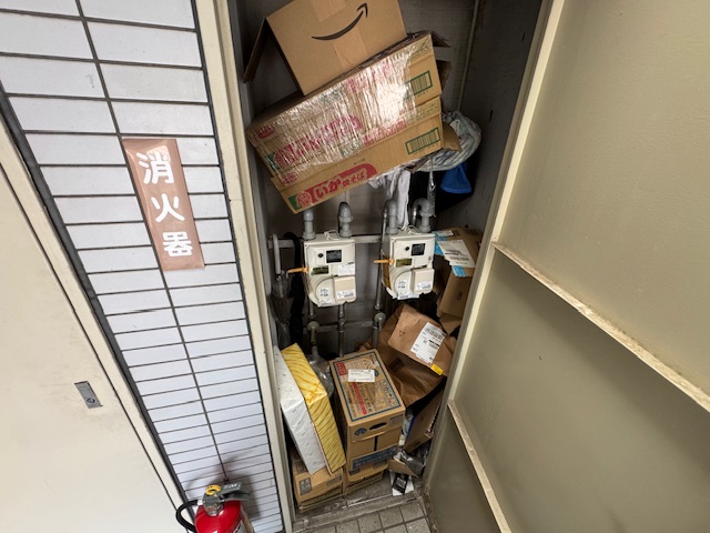 神奈川県川崎市幸区 メーターボックスに保管されている大量の荷物