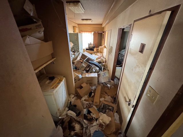 神奈川県川崎市幸区 ゴミがあふれかえって汚い廊下