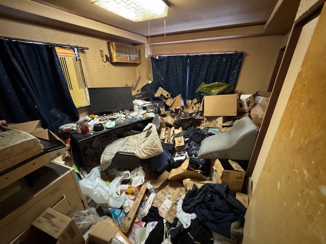神奈川県川崎市幸区 テレビの置かれた部屋もゴミだらけの状態